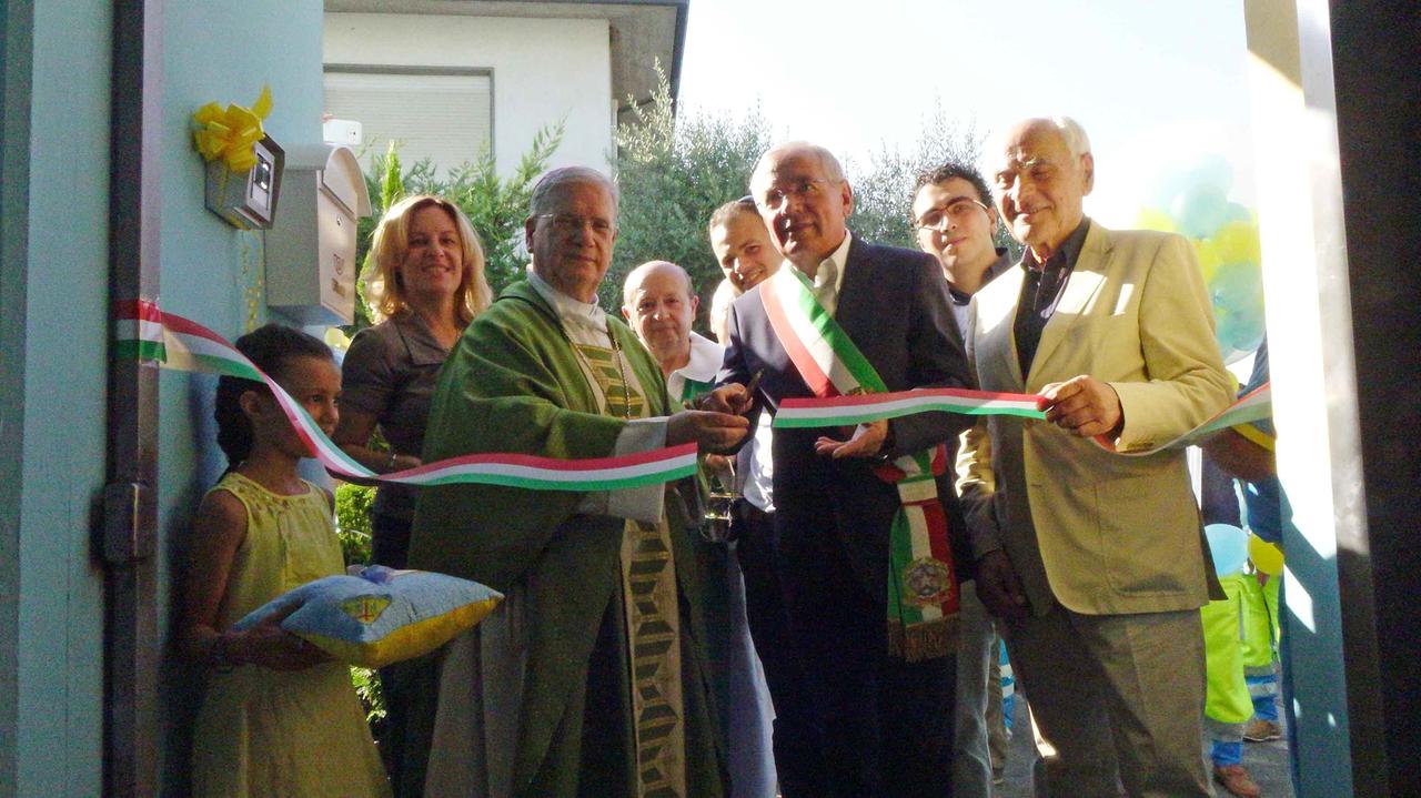 Il taglio del nastro con l'assessore Tuci e il vescovo Tardelli (foto Gori)