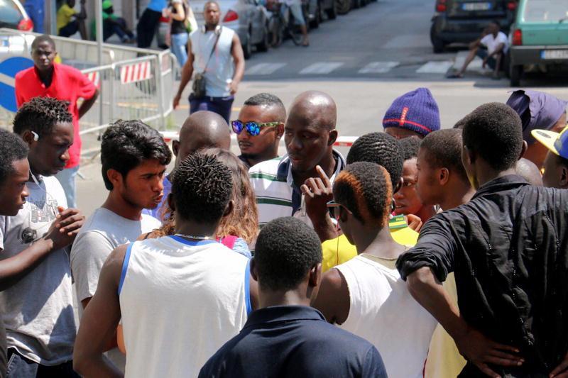 Alcuni degli immigrati durante la protesta davanti alla questura