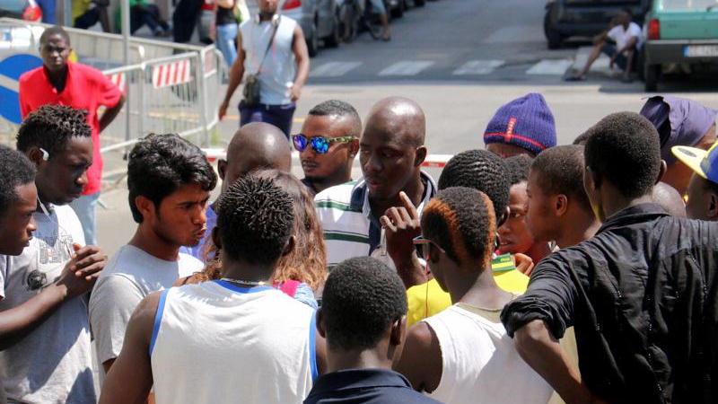 Alcuni degli immigrati durante la protesta davanti alla questura