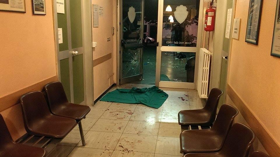 Nella foto dei volontari la porta sfondata dall'aggressore