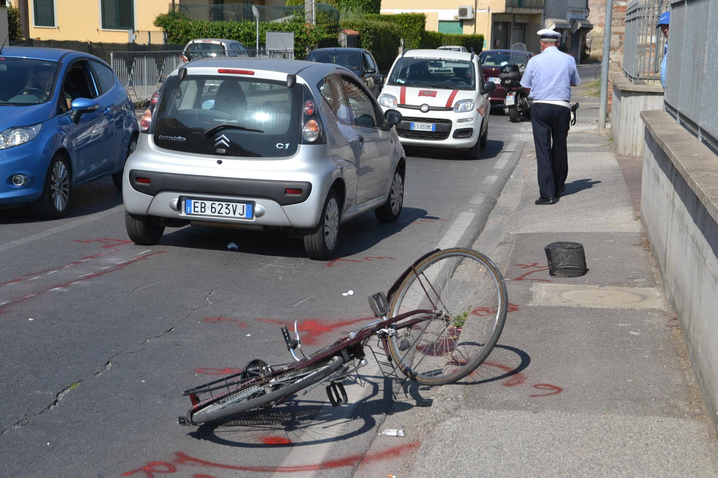 La bicicletta condotta da Carla Meschi e l'auto investitrice