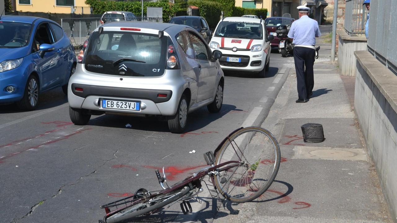 La bicicletta condotta da Carla Meschi e l'auto investitrice