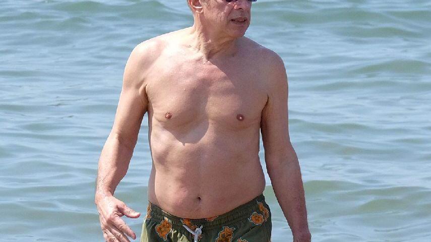 Paolo Berlusconi in spiaggia a Forte dei Marmi (foto Dalle Luche)