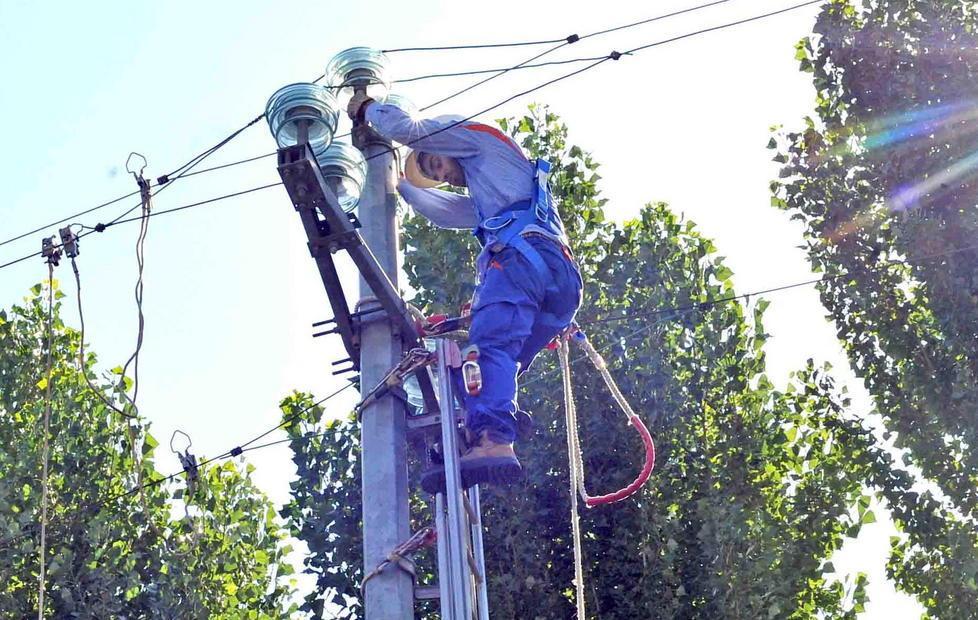Un operaio Enel si addestra nel training center di via Pratese (foto Gori)