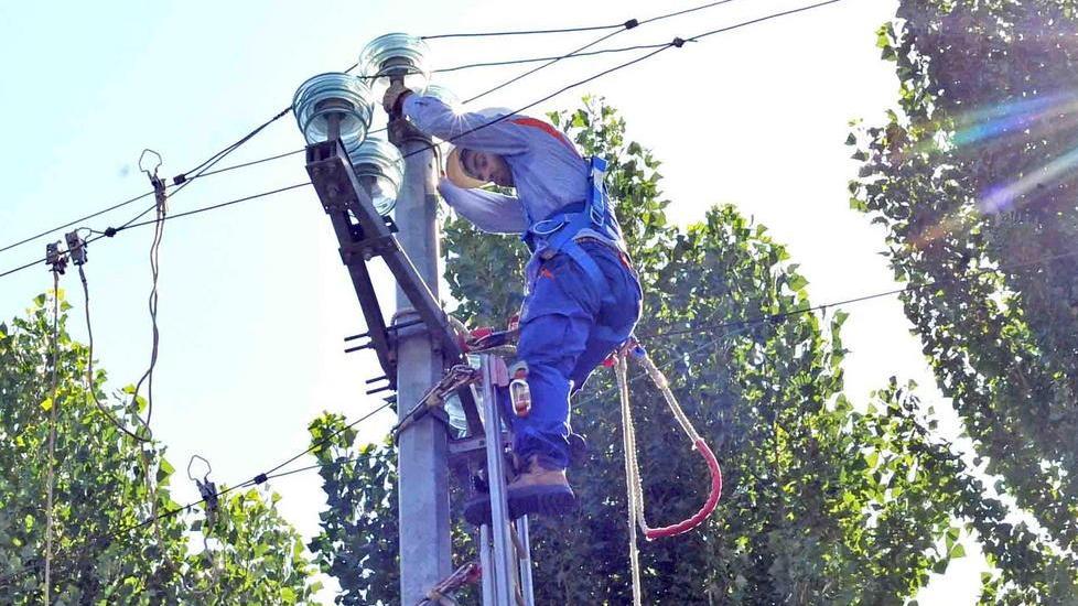 Un operaio Enel si addestra nel training center di via Pratese (foto Gori)