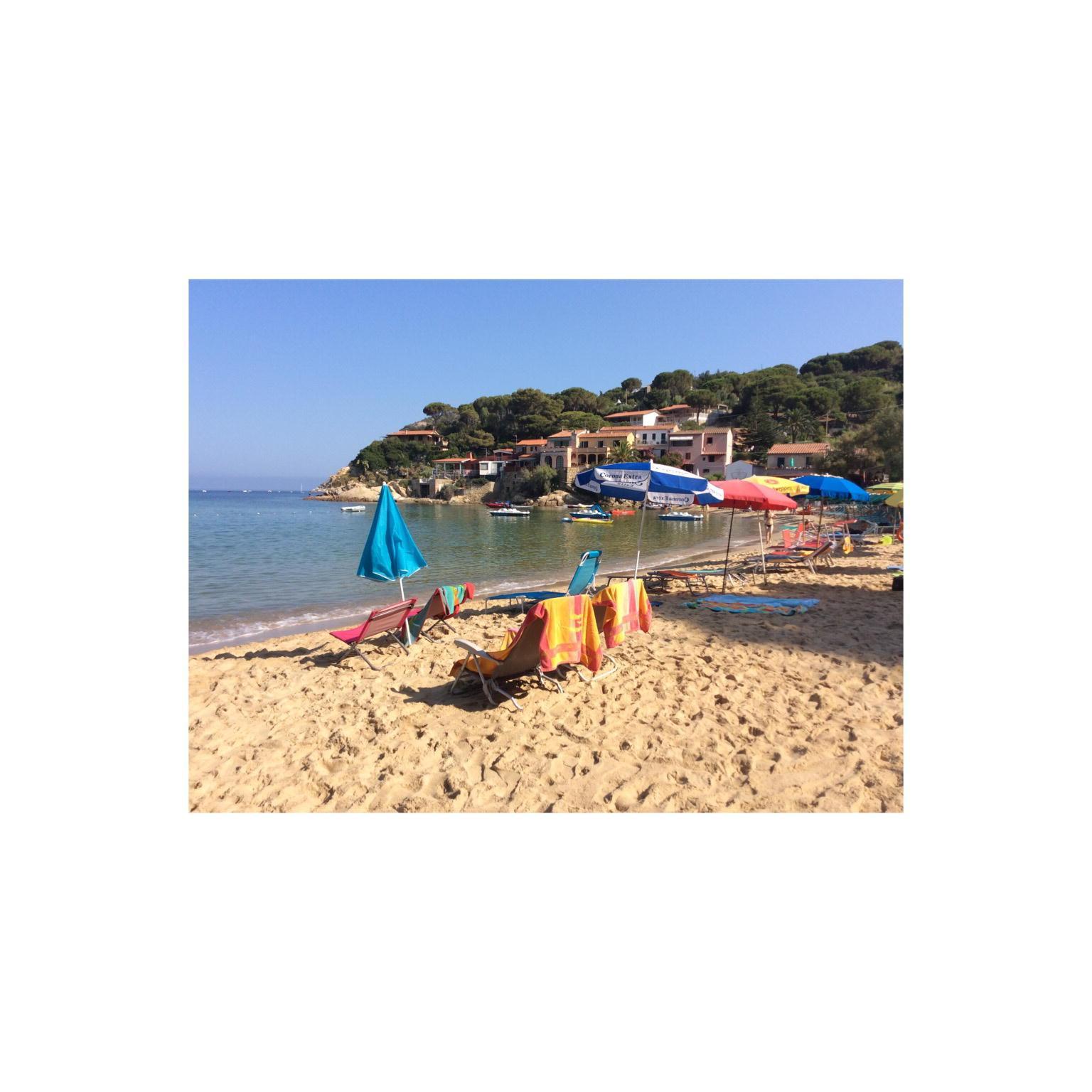 Una spiaggia apperecchiata (foto di Gio' Di Stefano)