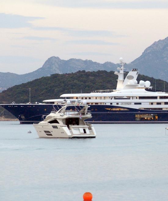 Lo yacht Al Mirqab nella baia di Cala di Volpe