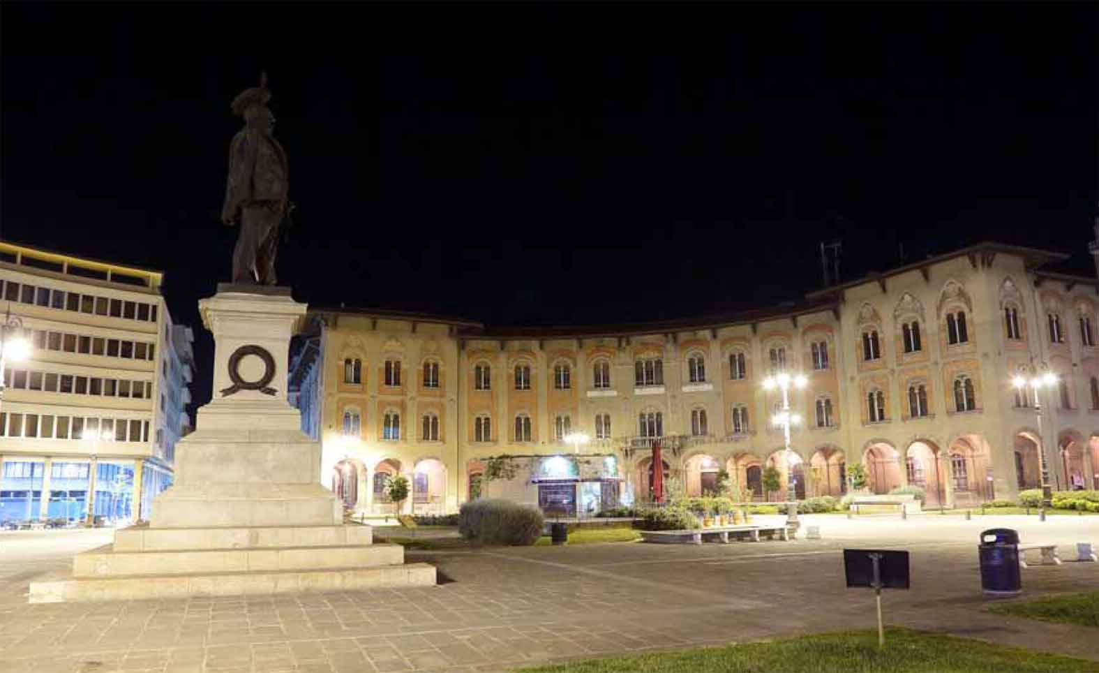 Piazza Vittorio Emanuele II fotografata da Fabio Muzzi di notte
