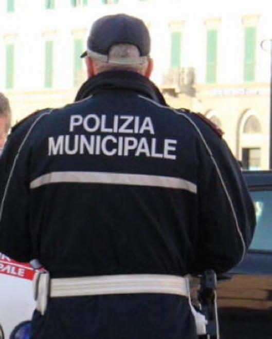 Offese al vigile, Comune risarcito 