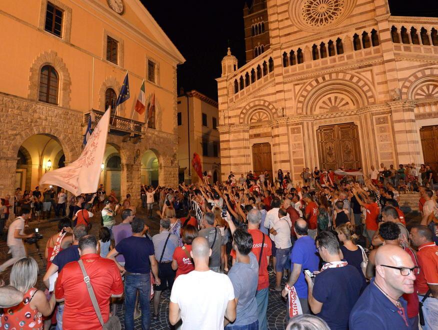 I tifosi alla carica «Per cosa saranno usati questi soldi?» 