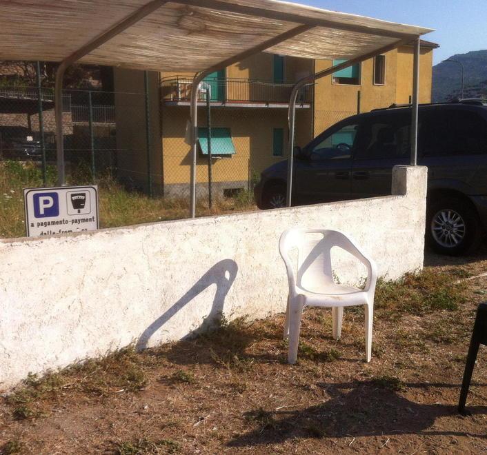 Multato per sosta senza ticket «Non c’erano parcometri»