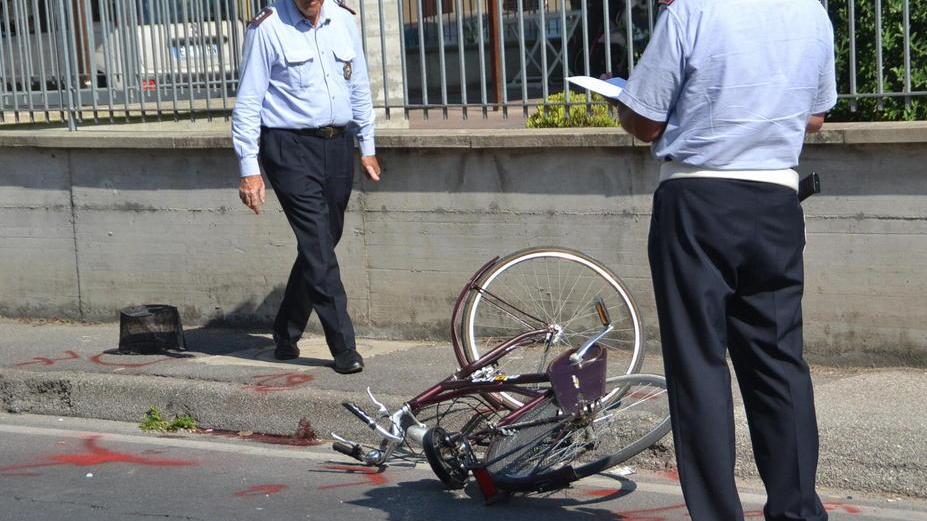Investita in bici, anziana gravissima