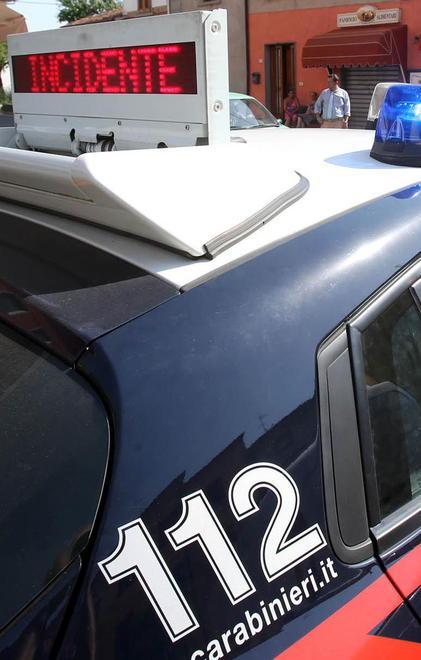 Loro urlano, lui esce e li minaccia 