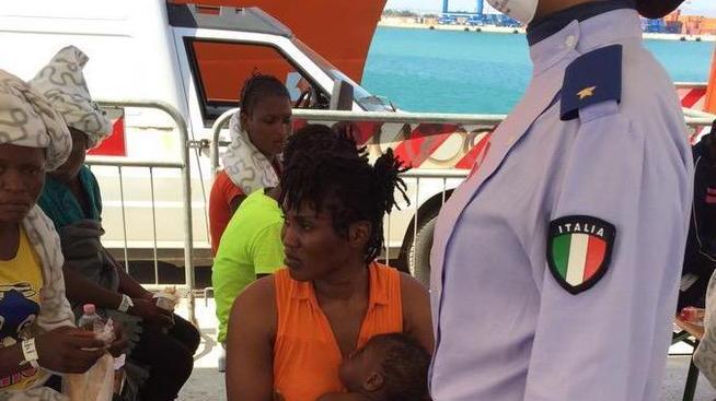 Migranti, sbarco concluso: subito trasferiti nei centri