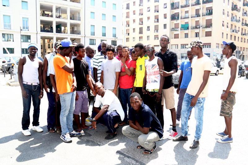 Un gruppo di immigrati davanti alla prefettura di Livorno (Pentafoto)