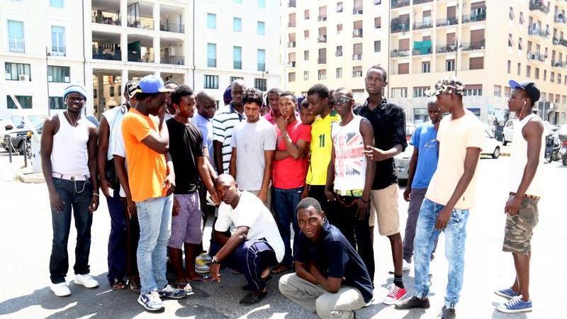 Un gruppo di immigrati davanti alla prefettura di Livorno (Pentafoto)