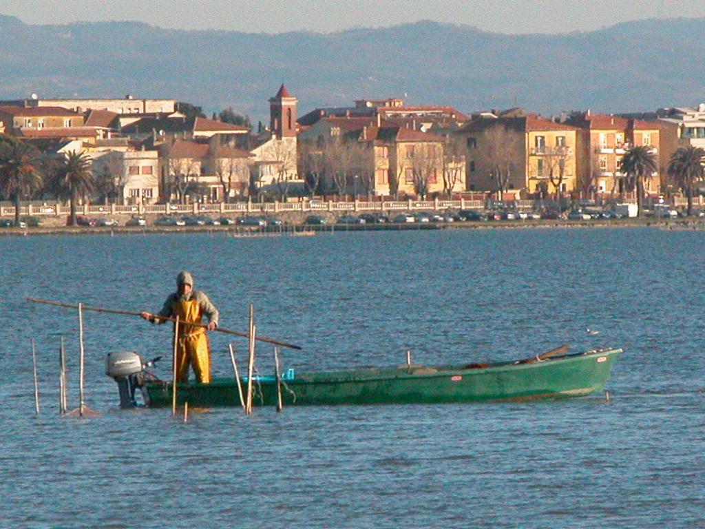 Un pescatore nella laguna di Orbetello