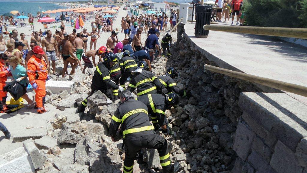 I soccorritori al lavoro tra le marcerie del muro crollato (foto Ivan Nuvoli)