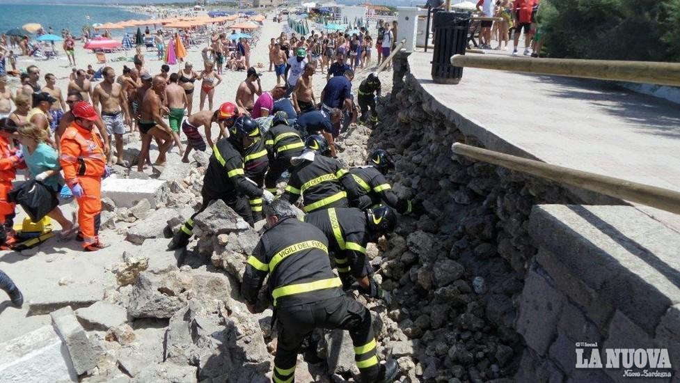 Si scava con le mani per salvare i ragazzi travolti dal crollo del muro della Rotonda a Platamona