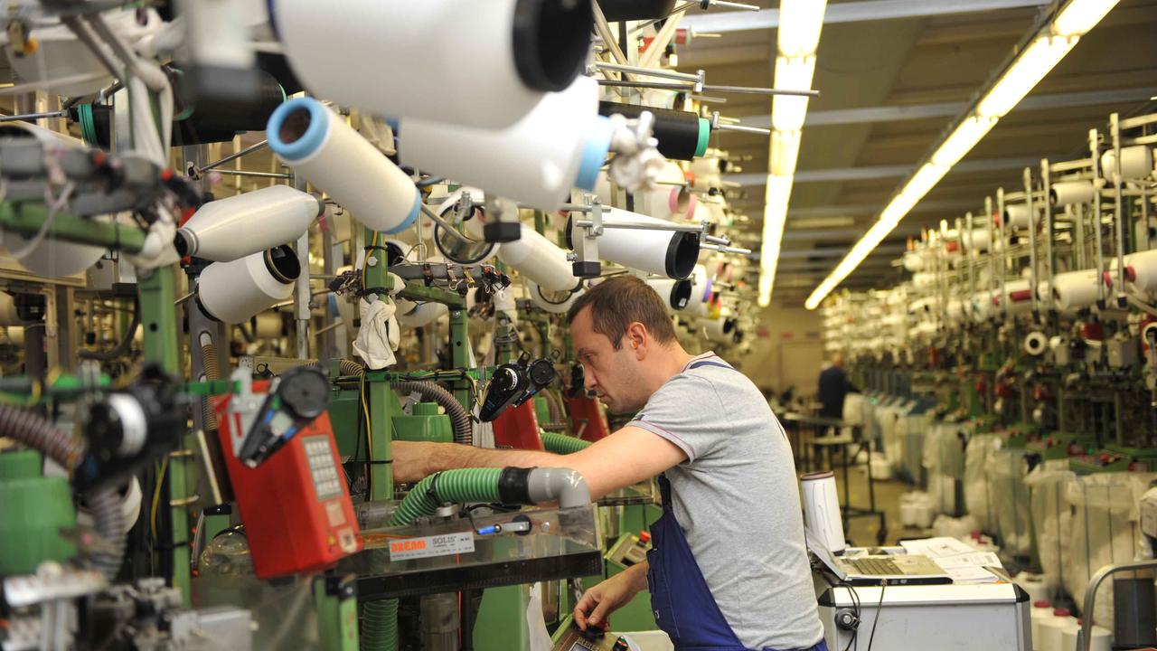 Un operaio in un'azienda tessile (foto d'archivio)