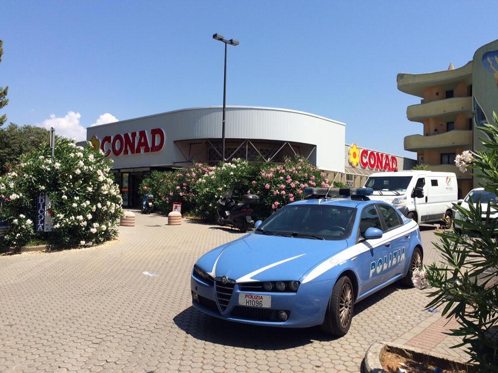 Pattuglia della polizia davanti al Conad