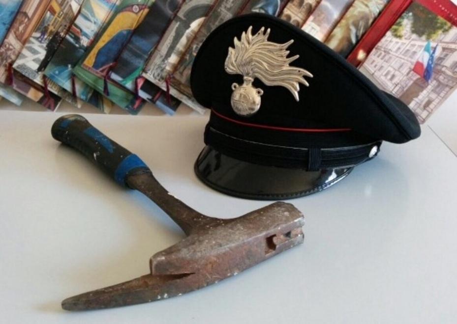 Prende il martello e gli spacca la testa 