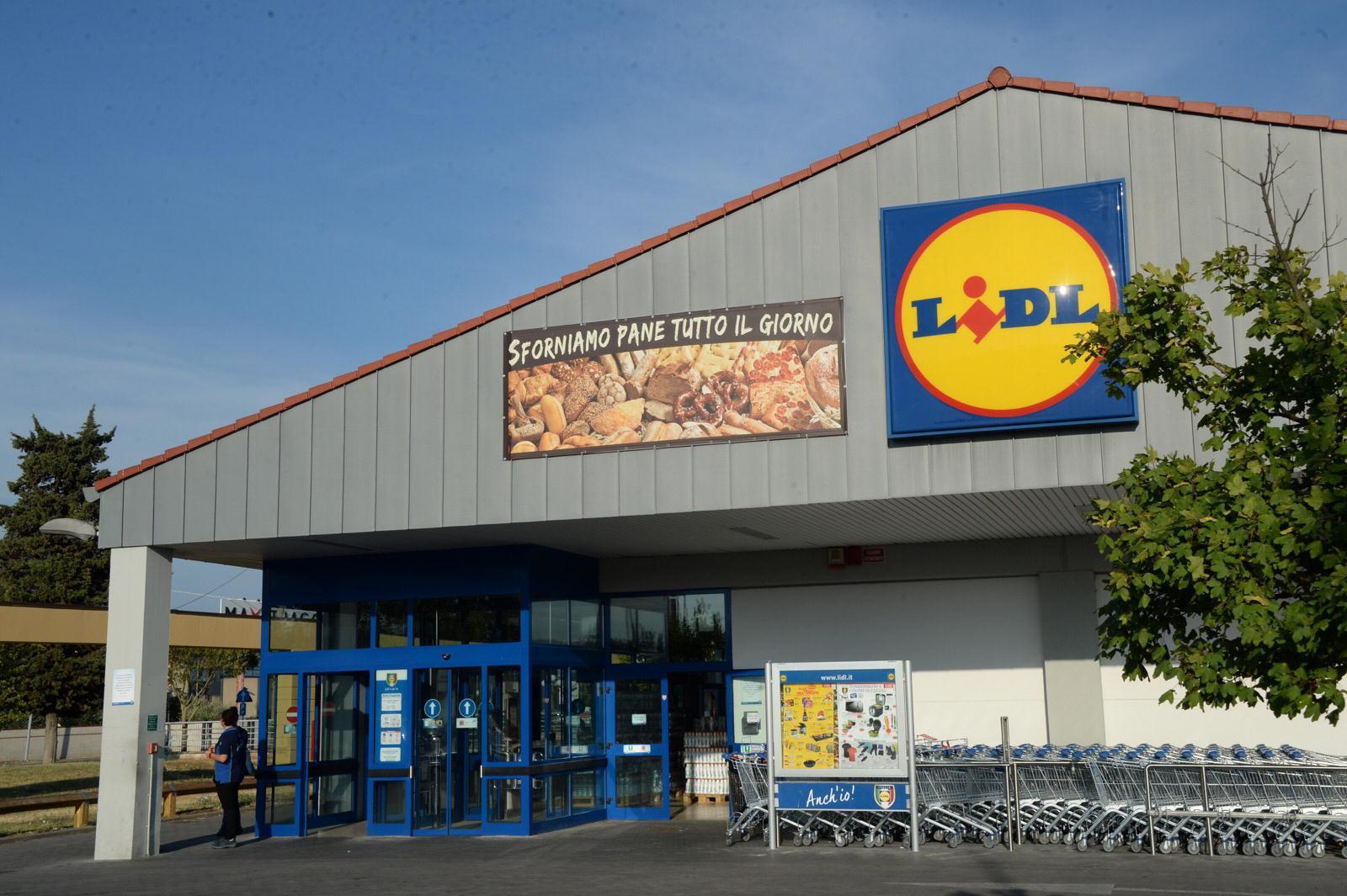 A fuoco un compattatore di carta all'esterno del negozio Lidl