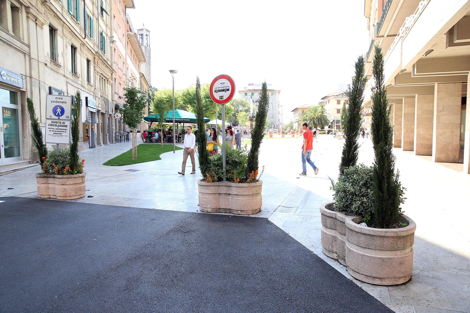 Panchine e cestini in piazza del Popolo, fioriere in via Cavallotti