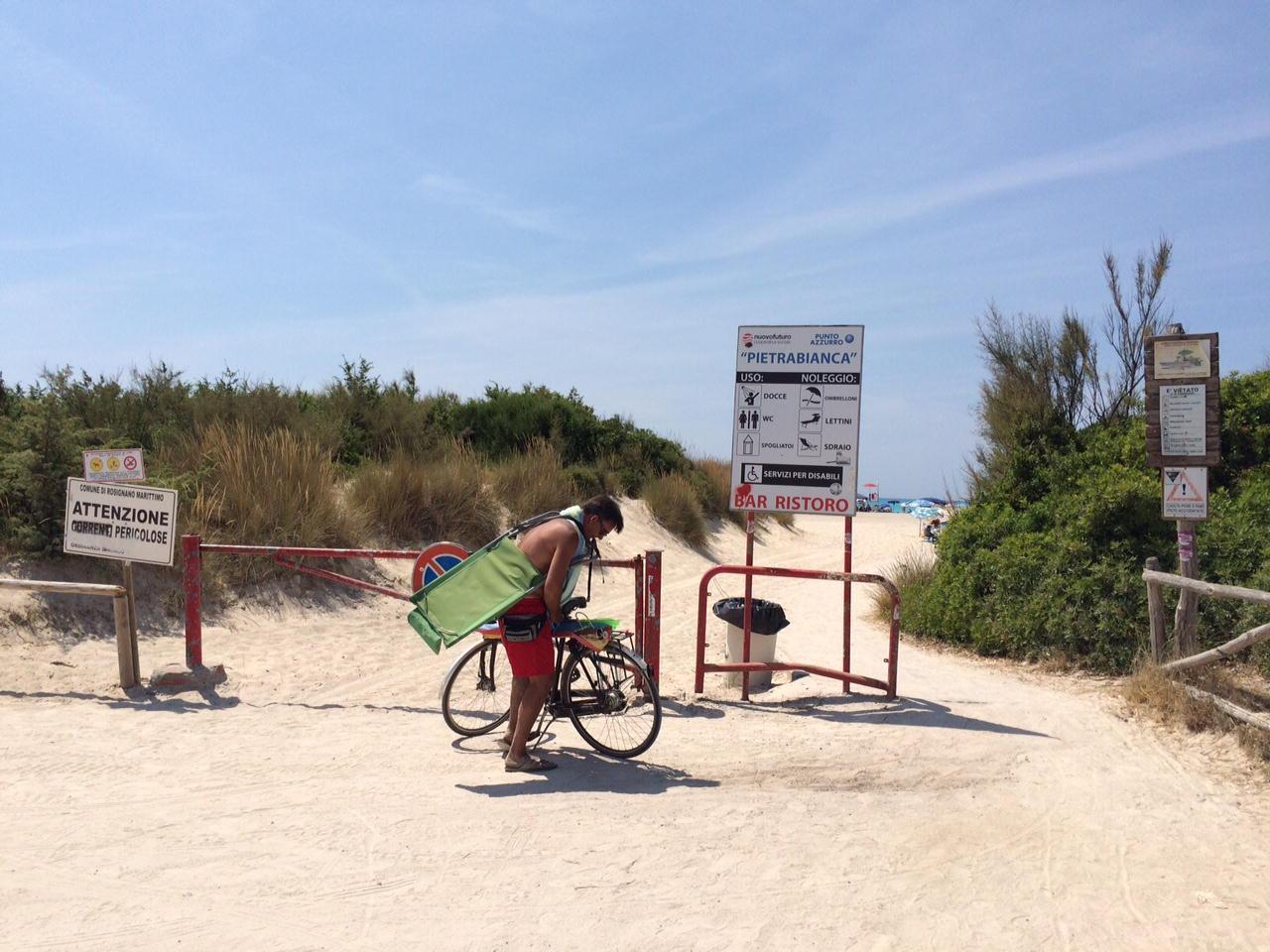 L'ingresso del punto azzurro alle Spiagge bianche