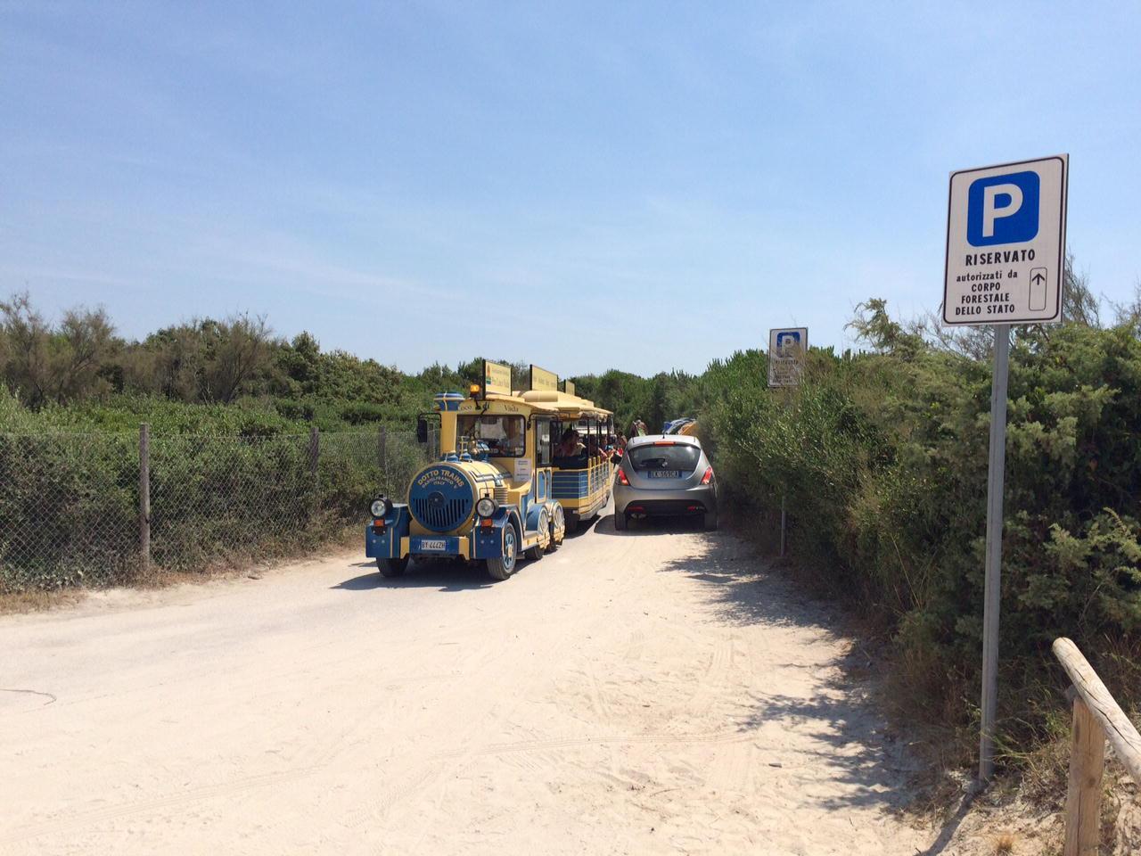 La strada demaniale che costeggia le Spiagge bianche