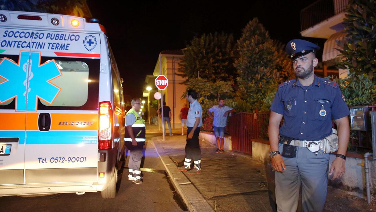 I soccorritori e la polizia in via Manin (foto Nucci)