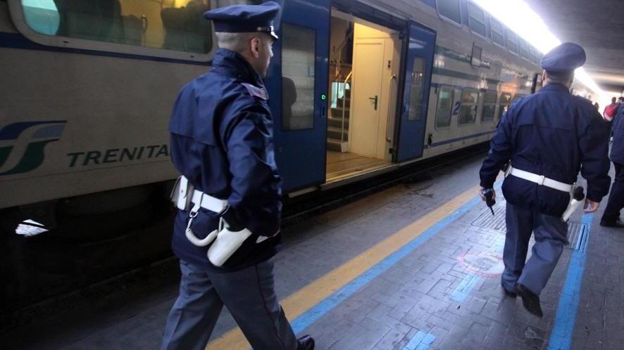 Molesta una donna sul treno