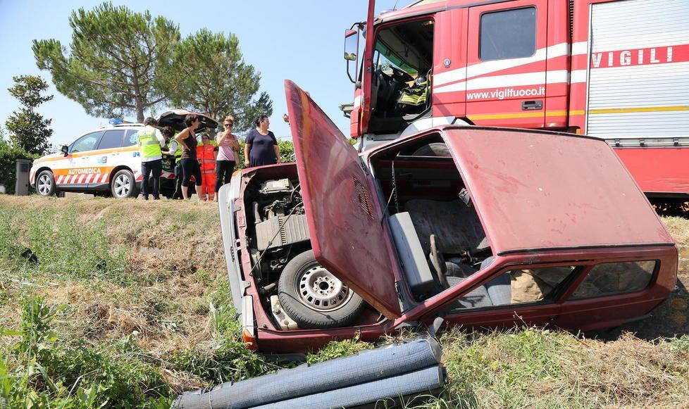 Con l’auto nel fosso, due feriti