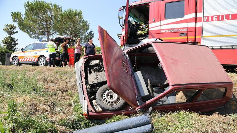 Con l’auto nel fosso, due feriti