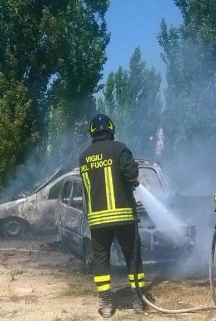 Vanno a fuoco quattro auto e un camion