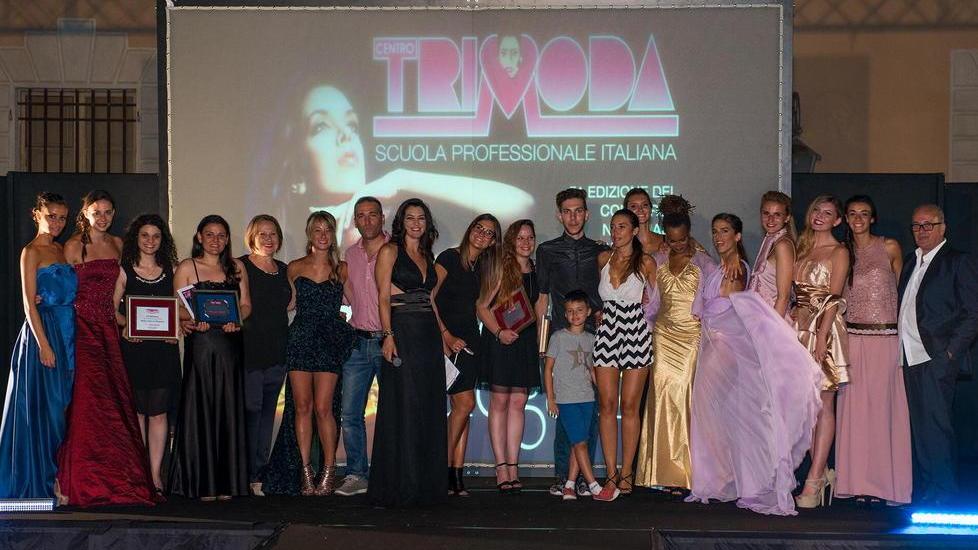 Oltre 600 in piazza ad applaudire la moda in passerella