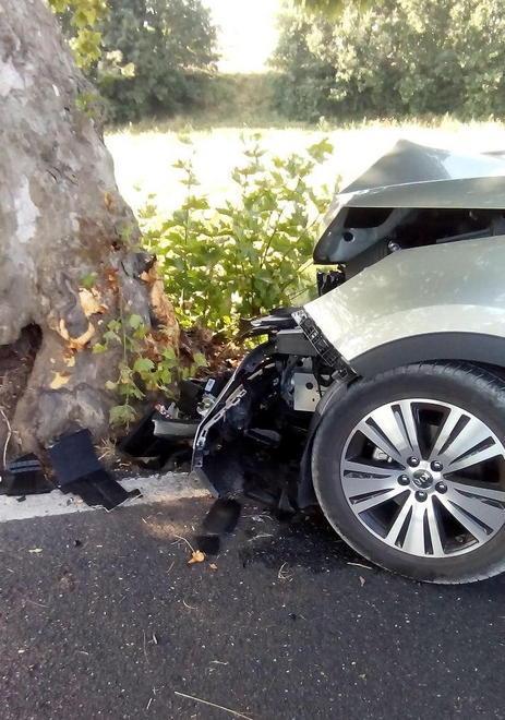 Si schianta con l’auto contro un albero, grave un medico 