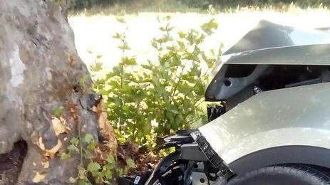 Si schianta con l’auto contro un albero, grave un medico