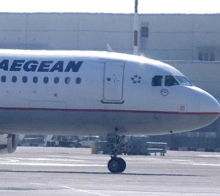 La polizia li ha scortati all’esterno dell’aeroporto 