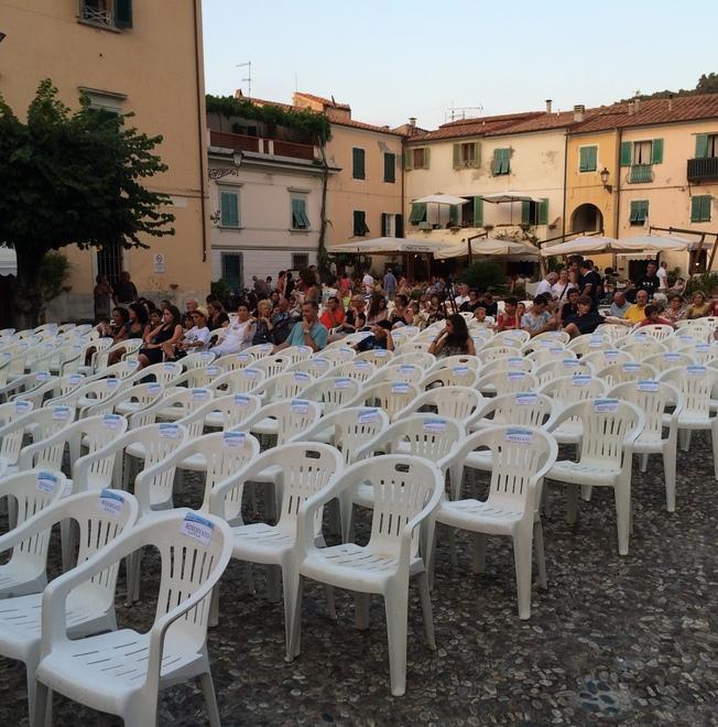 Troppi posti riservati Polemica in piazza e sui social network