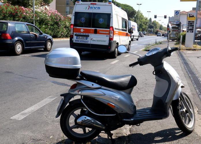 Scontro fra scooter, due feriti lievi