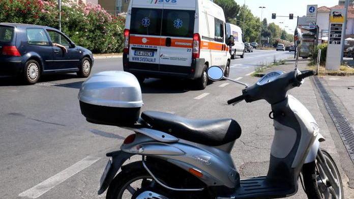 Scontro fra scooter, due feriti lievi