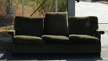 Un divano lasciato davanti all’ecocentro