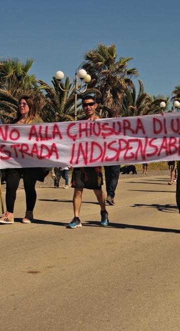Caos a Mandriola: la strada è chiusa ma solo sulla carta 
