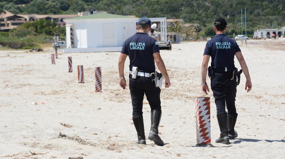 Vigili aggrediti in spiaggia a Porto Istana 