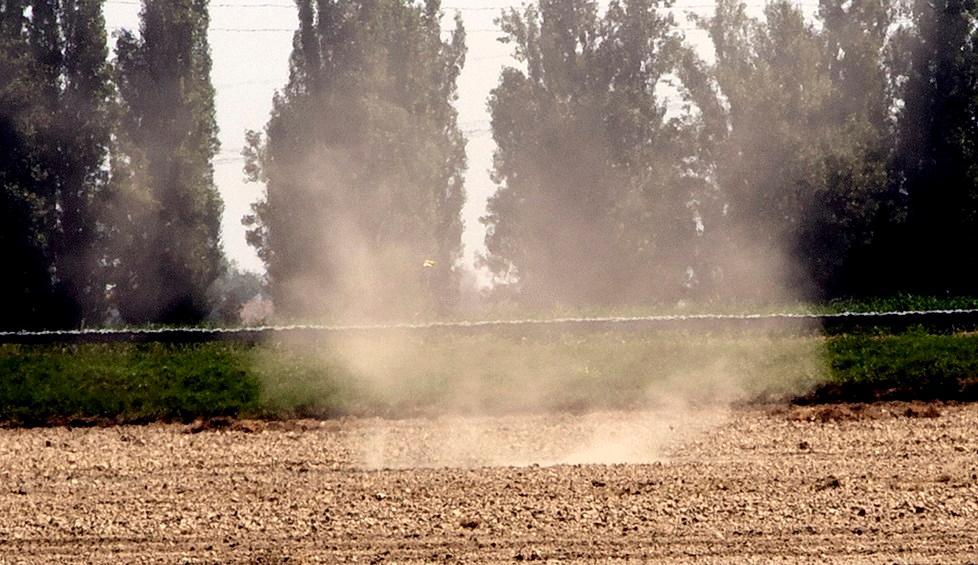 Piccoli tornado di polvere e terra in campagna ad Albareto