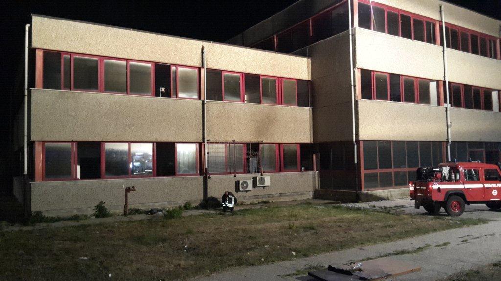 L'intervento dei vigili del fuoco al liceo scientifico di Alghero
