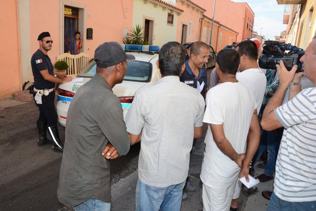 Lo sgombero degli immigrati nel centro storico di Olbia (foto Gavino Sanna)
