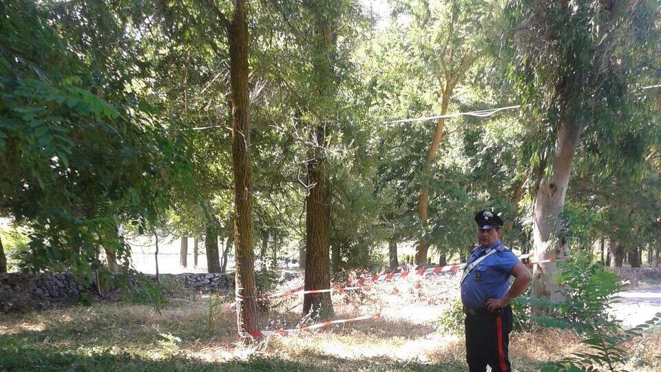 I carabinieri sorvegliano l'area dove è stato trovato l'ordigno