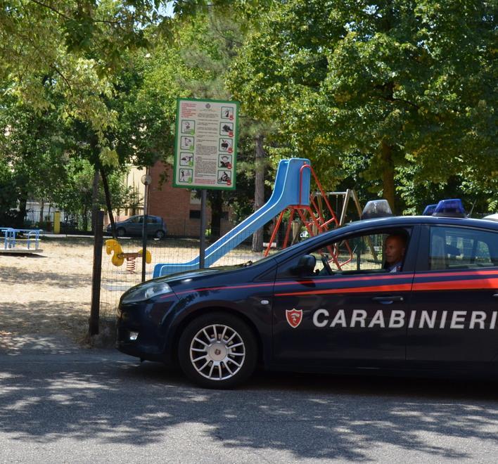Adescava tre bambini in un parco di Modena, bloccato dai carabinieri
